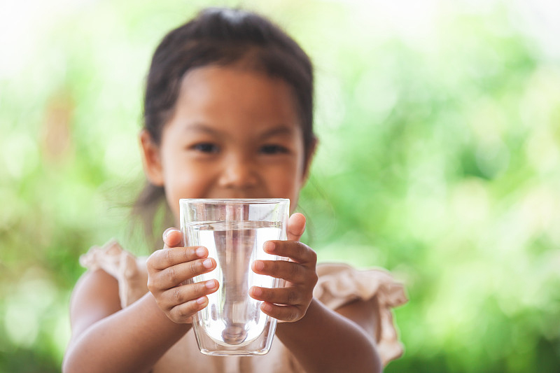 小朋友飲還原水